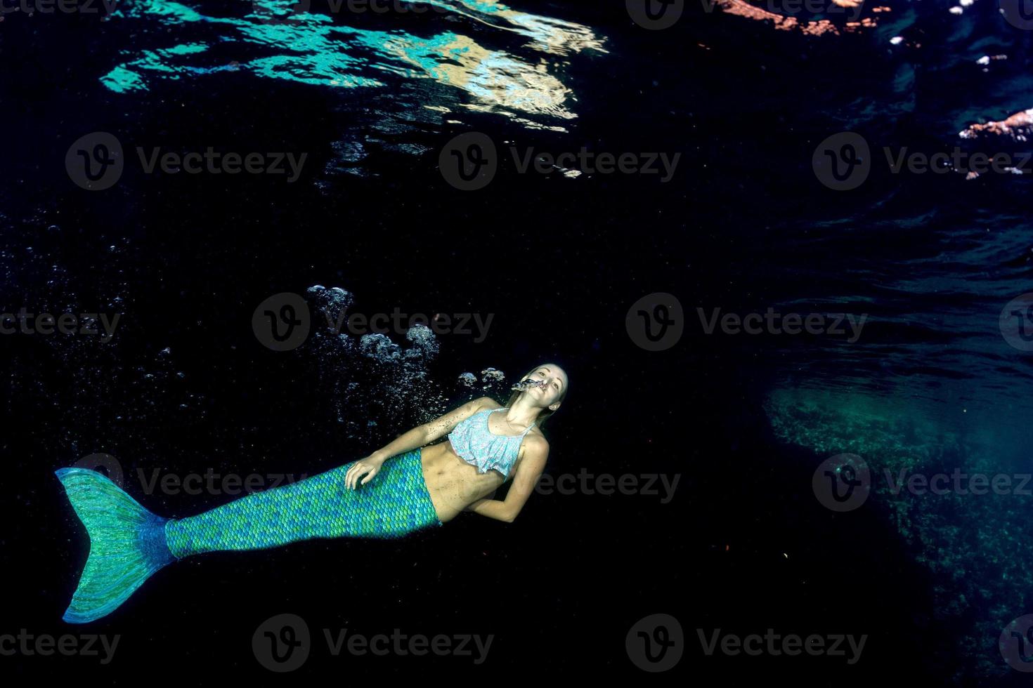 blonde schöne meerjungfrau taucher unter wasser foto