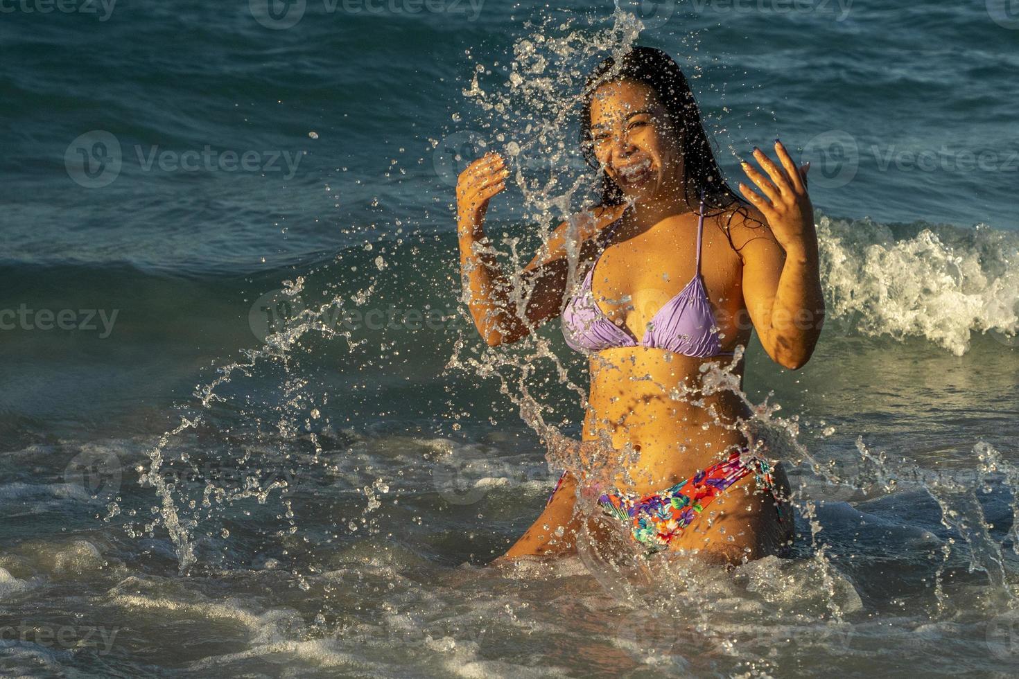 schönes Mädchen mit schwarzen Haaren, mexikanisches Latina-Porträt am Strand von Baja California foto