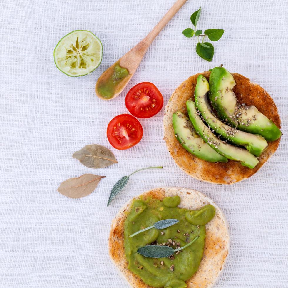 Avocado und andere Zutaten foto