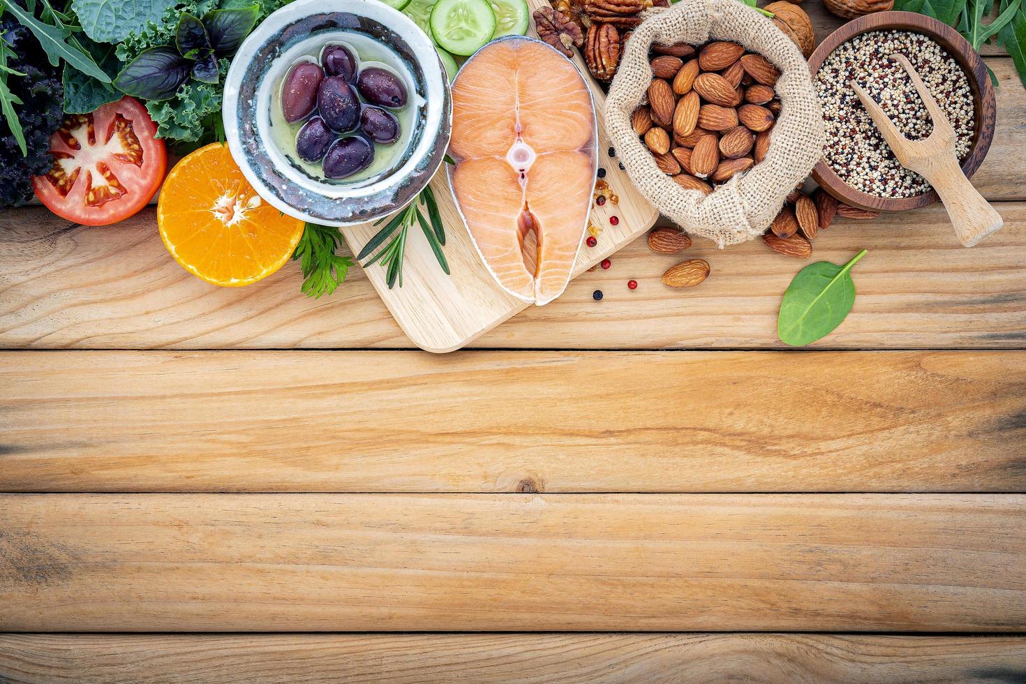 Lachs und frische Zutaten auf Holz foto