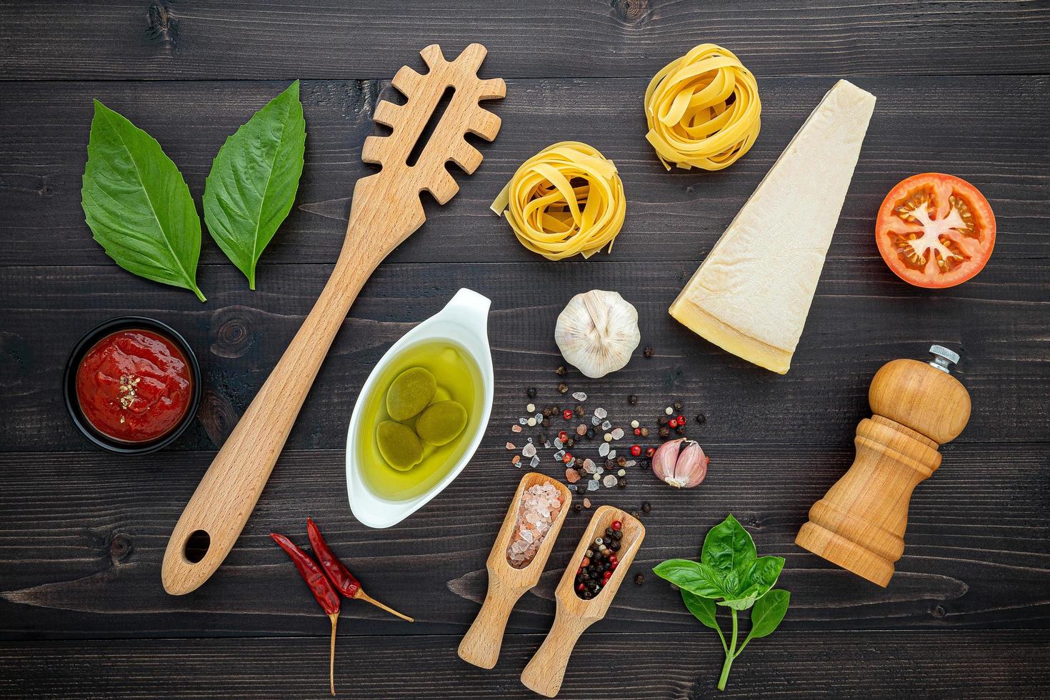 frische italienische zutaten auf dunklem holz foto