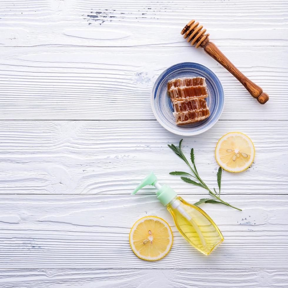 Honig und Zitrone auf weißem Holz foto