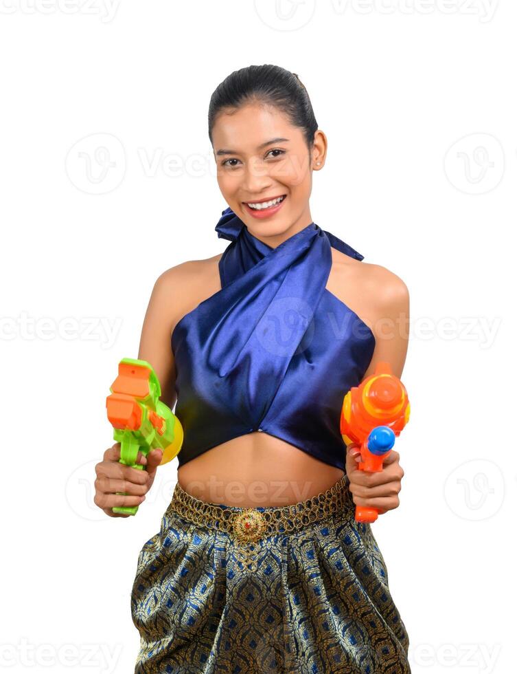 Portrait hübsche Frau beim Songkran-Festival mit Wasserpistole foto