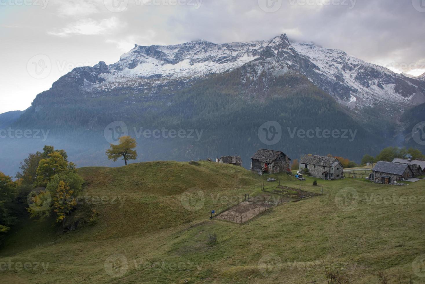 nebelig Senke Aussicht foto