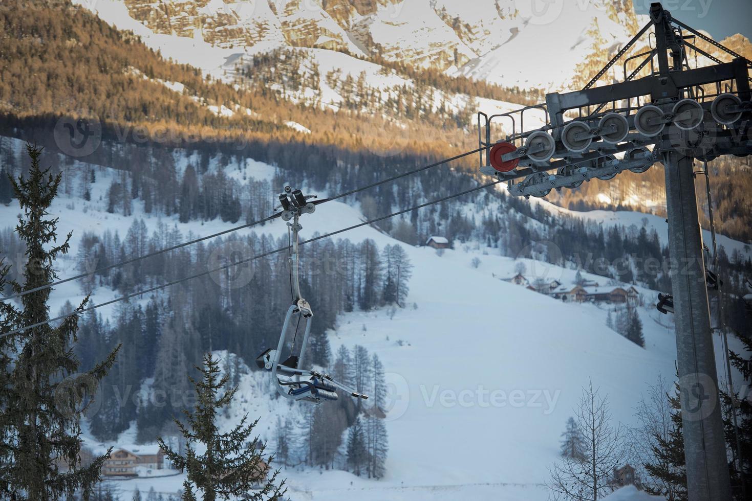 Sessellift für Skifahrer im Winterschnee foto