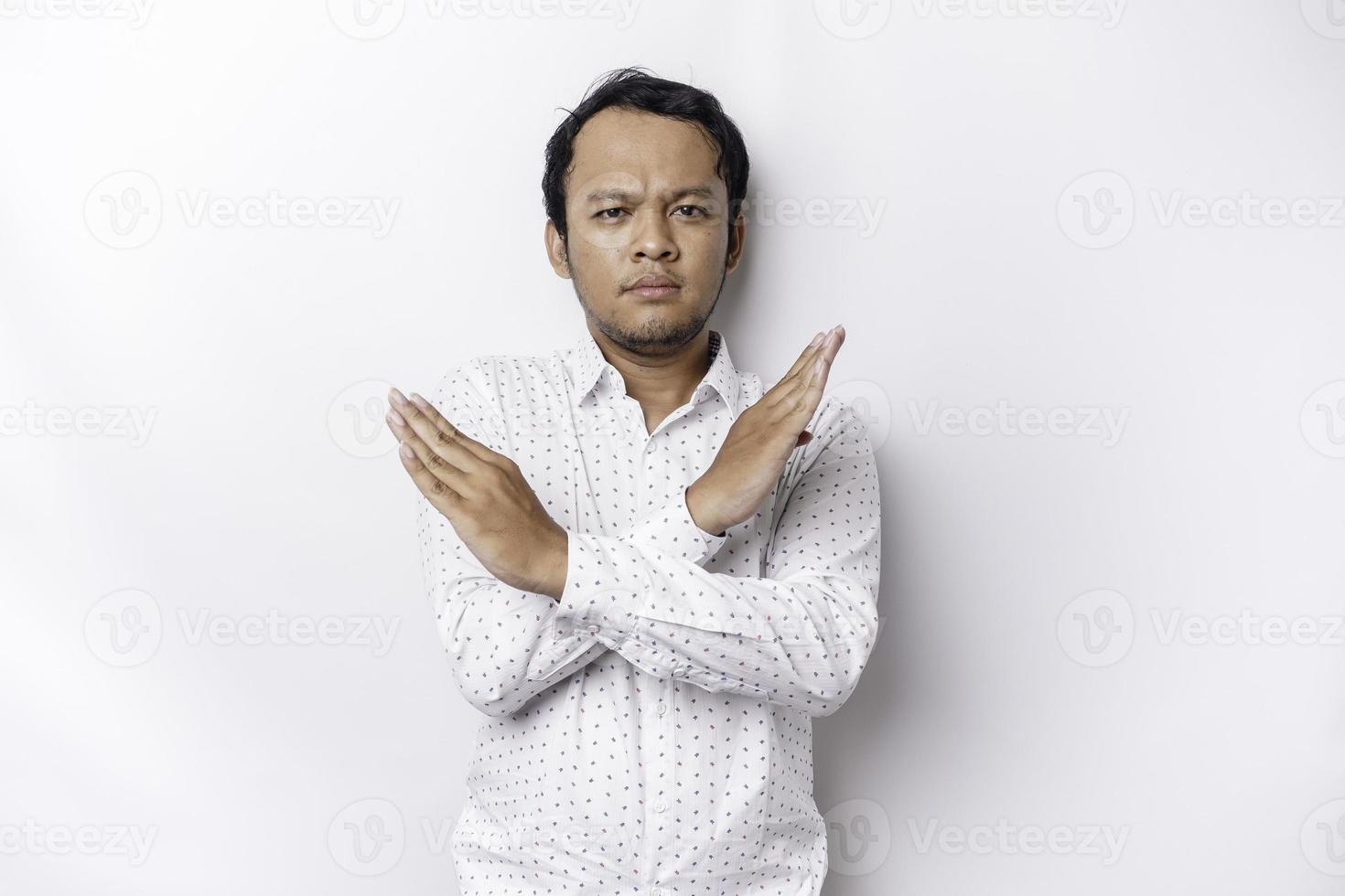gut aussehend asiatisch Mann tragen Weiß Hemd mit Hand Geste Pose Ablehnung oder Verbot mit Kopieren Raum foto