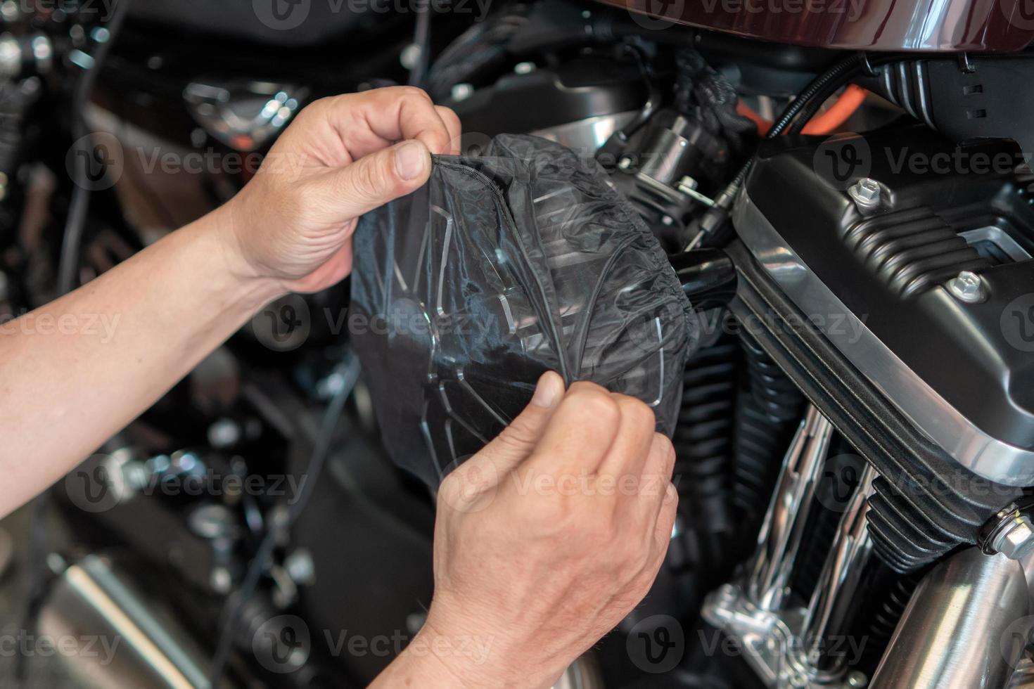 Autoluftfilter in Der Auto-Mechanik Hand Weht Staub Und Reinigung Mit  Luftblase Pistole Stockbild - Bild von teile, teil: 245793997