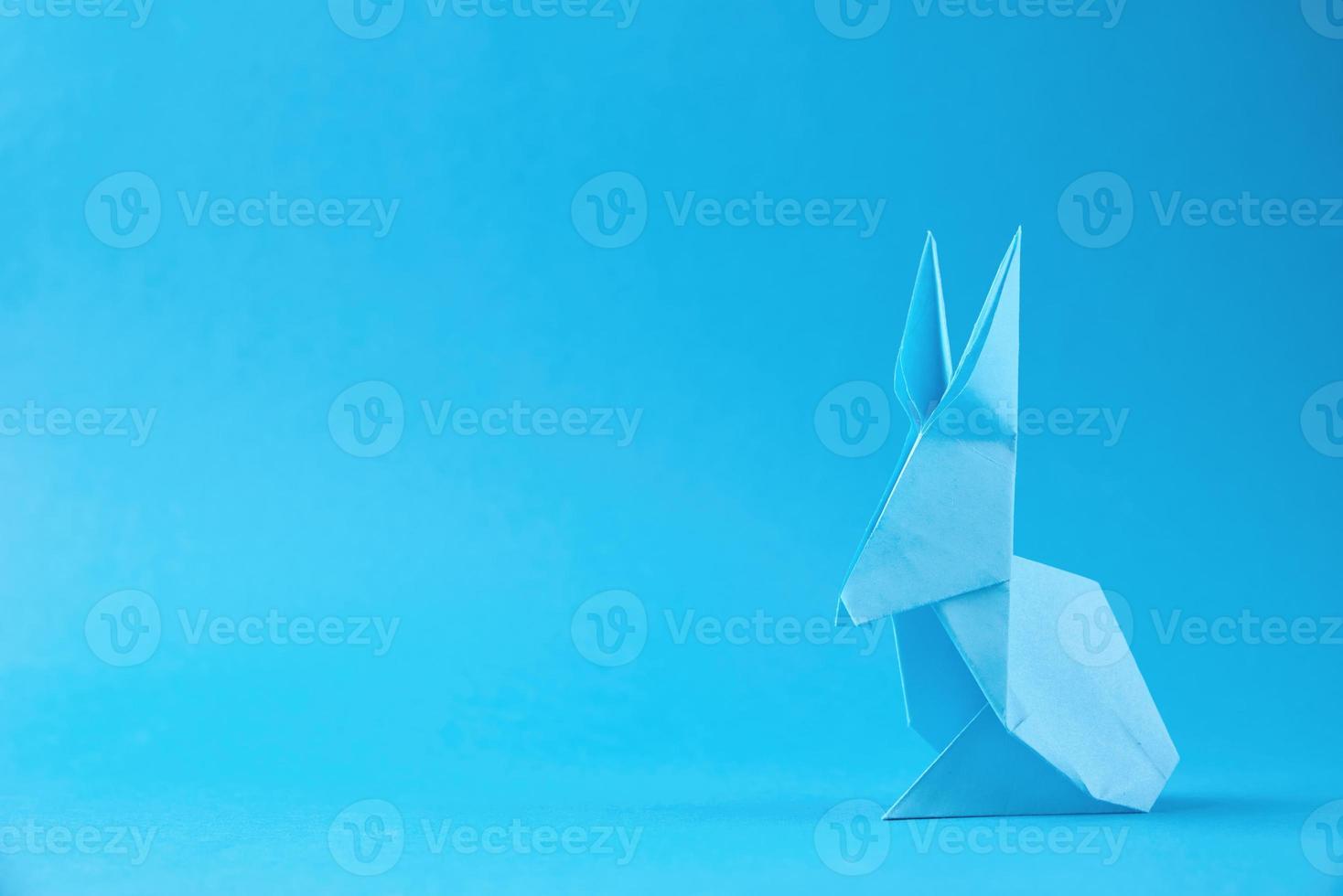 Papier Origami Esser Hase auf ein Blau Hintergrund. Ostern Feier Konzept foto