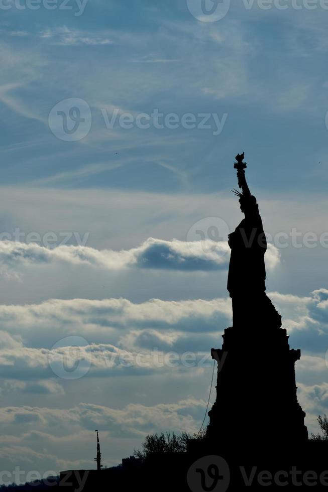 freiheitsstatue schwarz-weiß vertikal isolierte silhouette foto