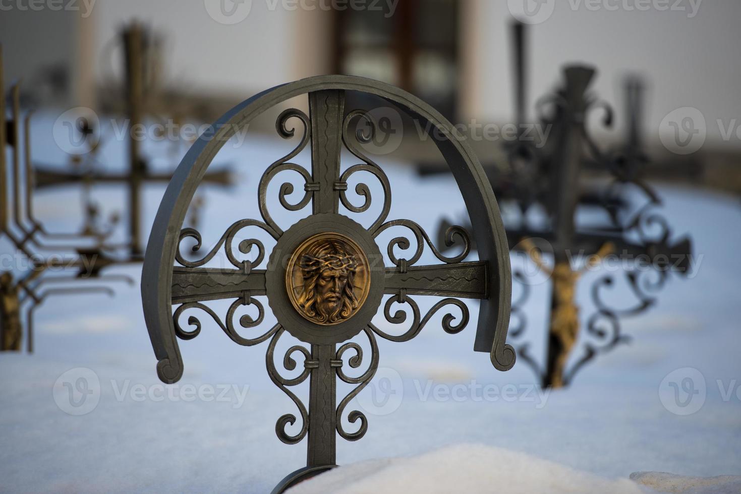 Friedhof Kreuz bedeckt durch Schnee foto