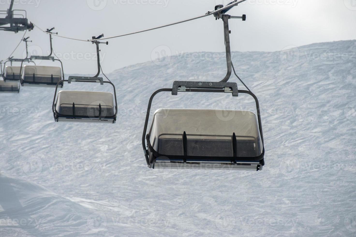 Sessellift für Skifahrer im Winterschnee foto