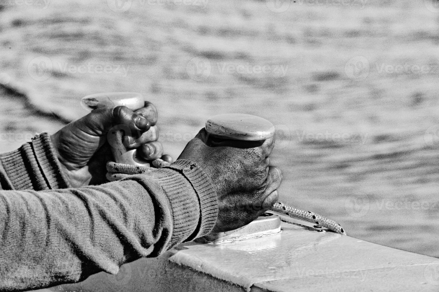 hände von schwarzen migrantendetails auf dem boot foto