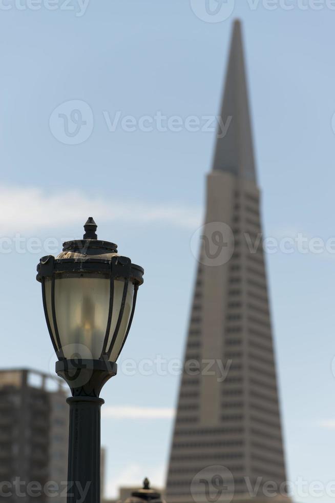 san Francisco Pyramide Über ein Licht Pole im das Blau Hintergrund foto