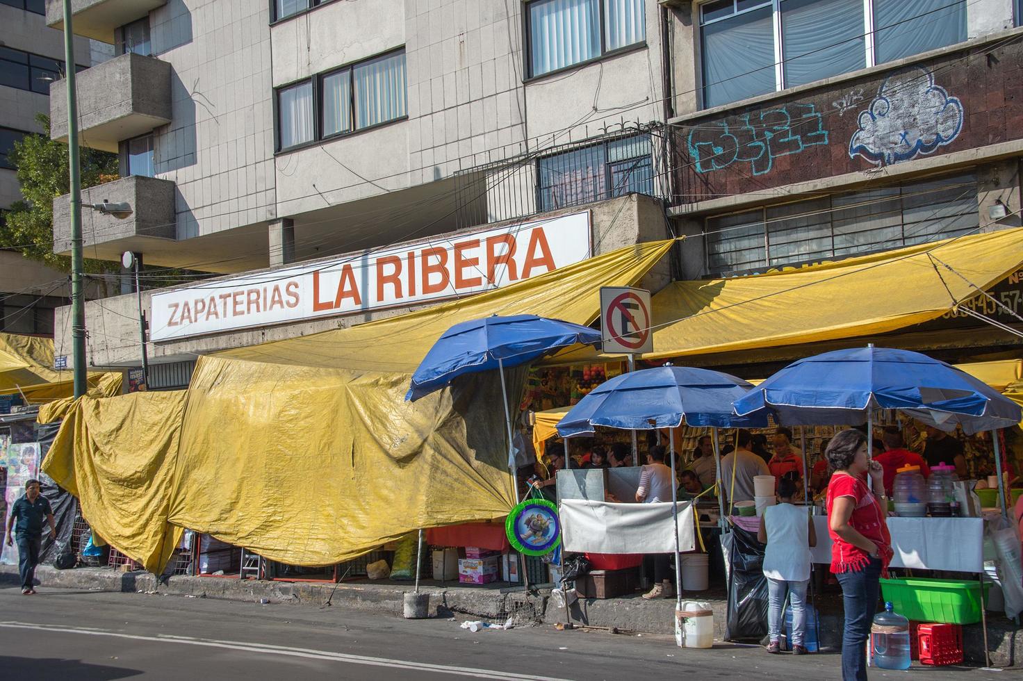 Mexiko Stadt, Mexiko - - Februar, 9 2015 - - Menschen Kauf im Straße Geschäfte foto