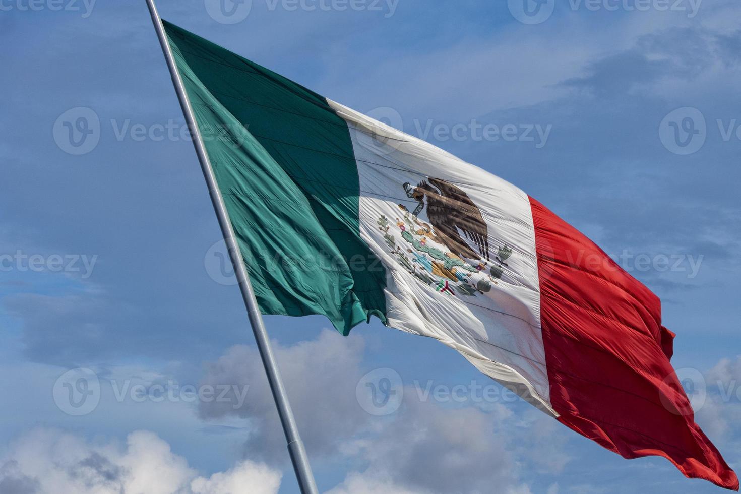 Mexikaner Flagge Weberei auf Himmel Hintergrund foto