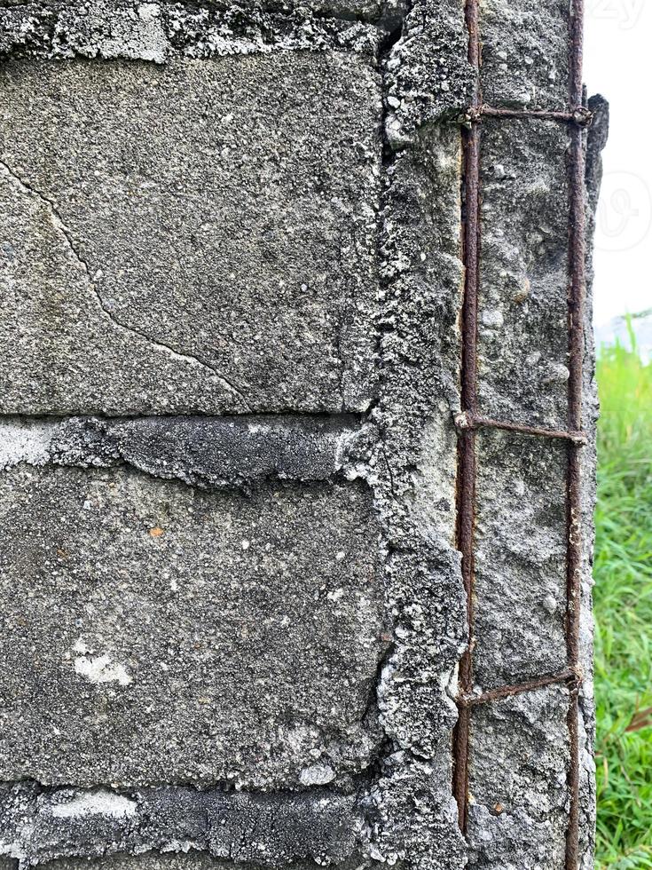 ein verrostet Eisen Struktur können Sein gesehen im das Ecke von das ausgesetzt Adobe Mauer. foto