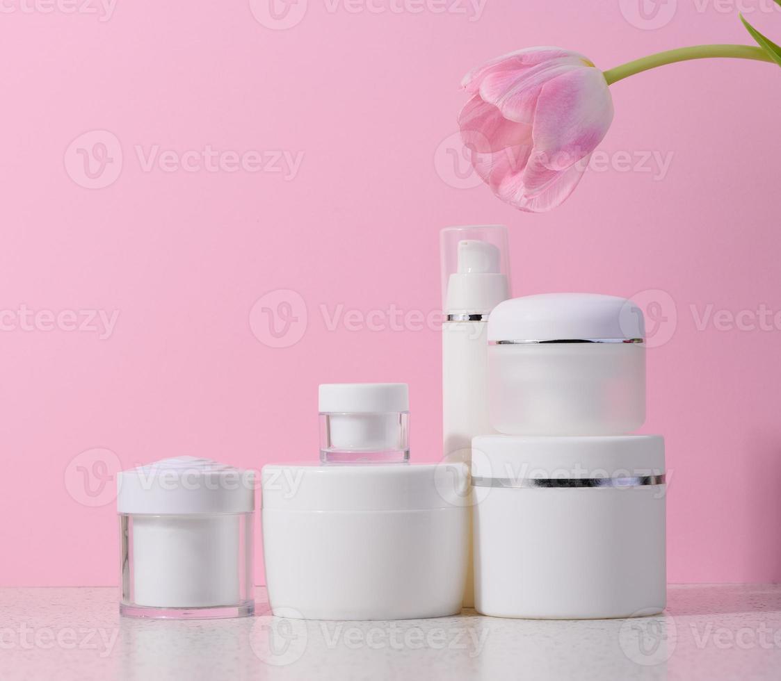 Weiß Plastik Rohr, Krug zum Kosmetika. Container zum Gel, Creme, Tonic. Werbung und Produkt Förderung, Rosa Hintergrund foto