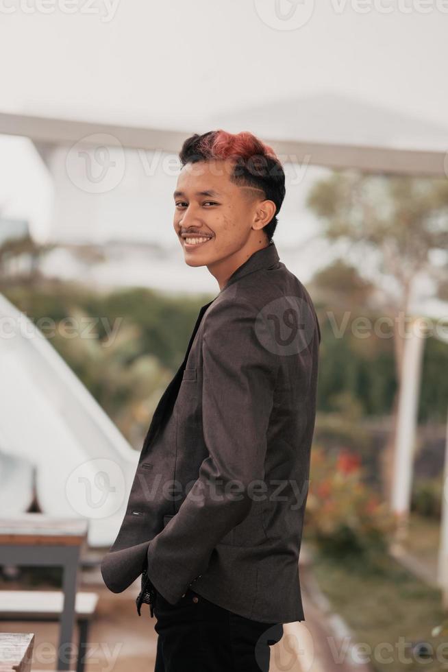 ein reifen Mann im ein grau passen und blond Haar tritt ein das Büro im Geschäft Kleidung Vor das Treffen beginnt foto