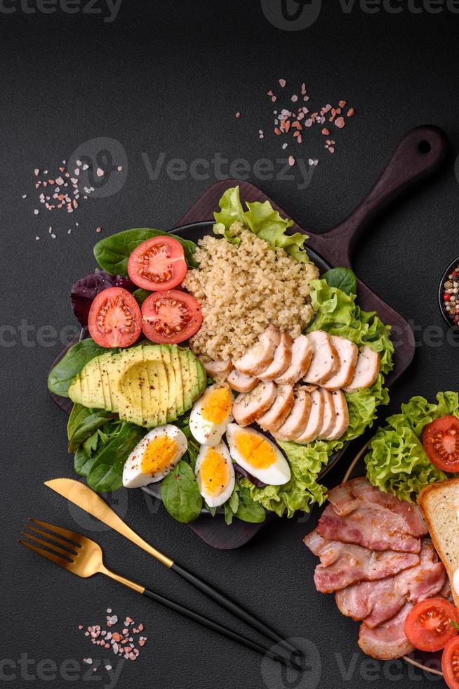 köstlich gesund Mittagessen bestehend aus von Huhn, Avocado, Andenhirse, Eier und Tomaten foto