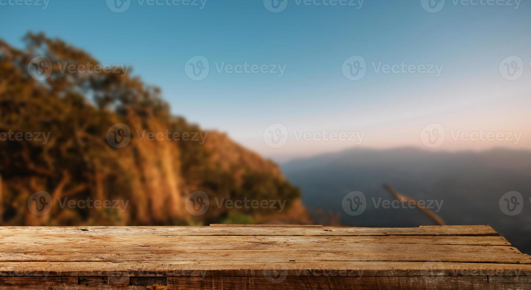 leere Oberseite von Holzregalen auf Himmelsberg und Flussbäumen Vorderansicht Hintergrund. für die Produktanzeige unscharfes Hintergrundbild, für die Montage der Produktanzeige. foto