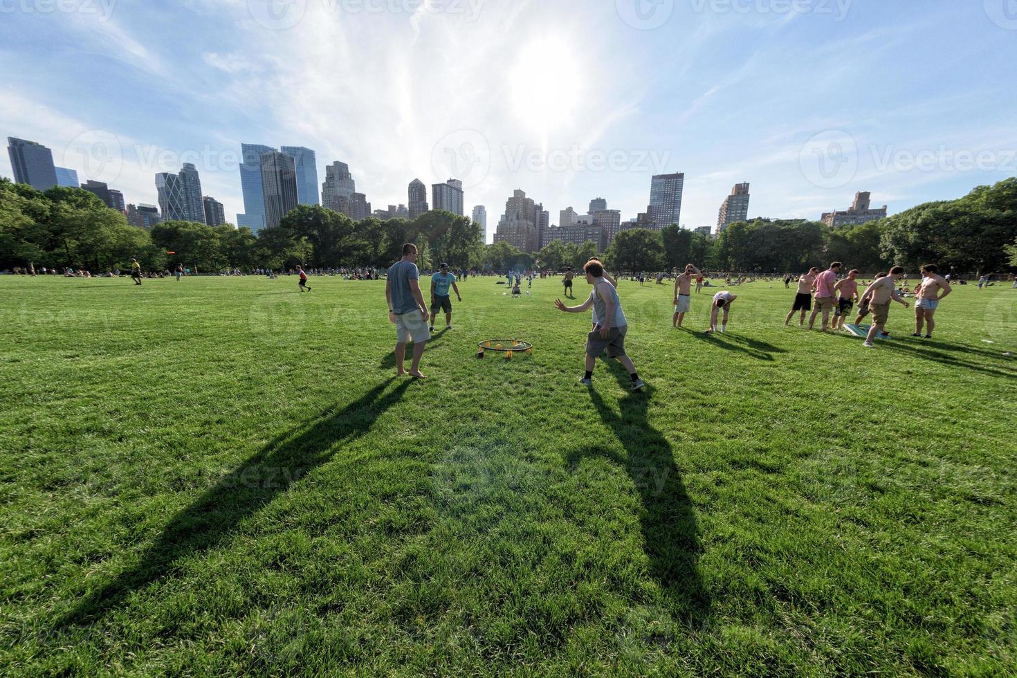 New York - Usa - 14. Juni 2015 Menschen im Central Park am sonnigen Sonntag foto