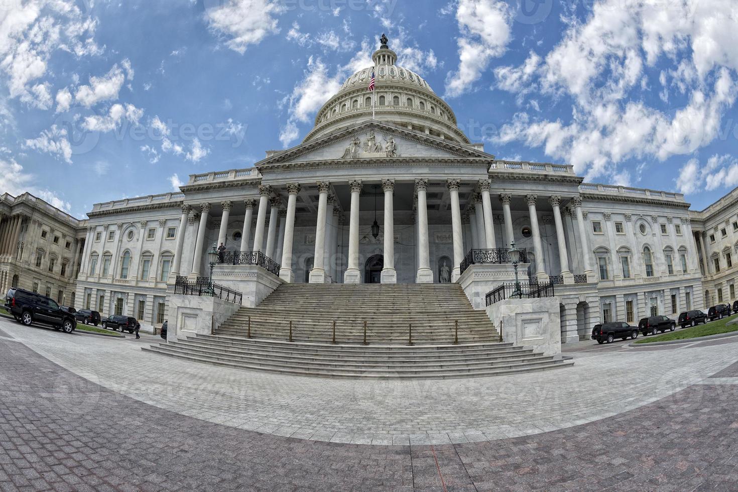 volles Washington-DC-Kapitol auf bewölktem Himmel foto