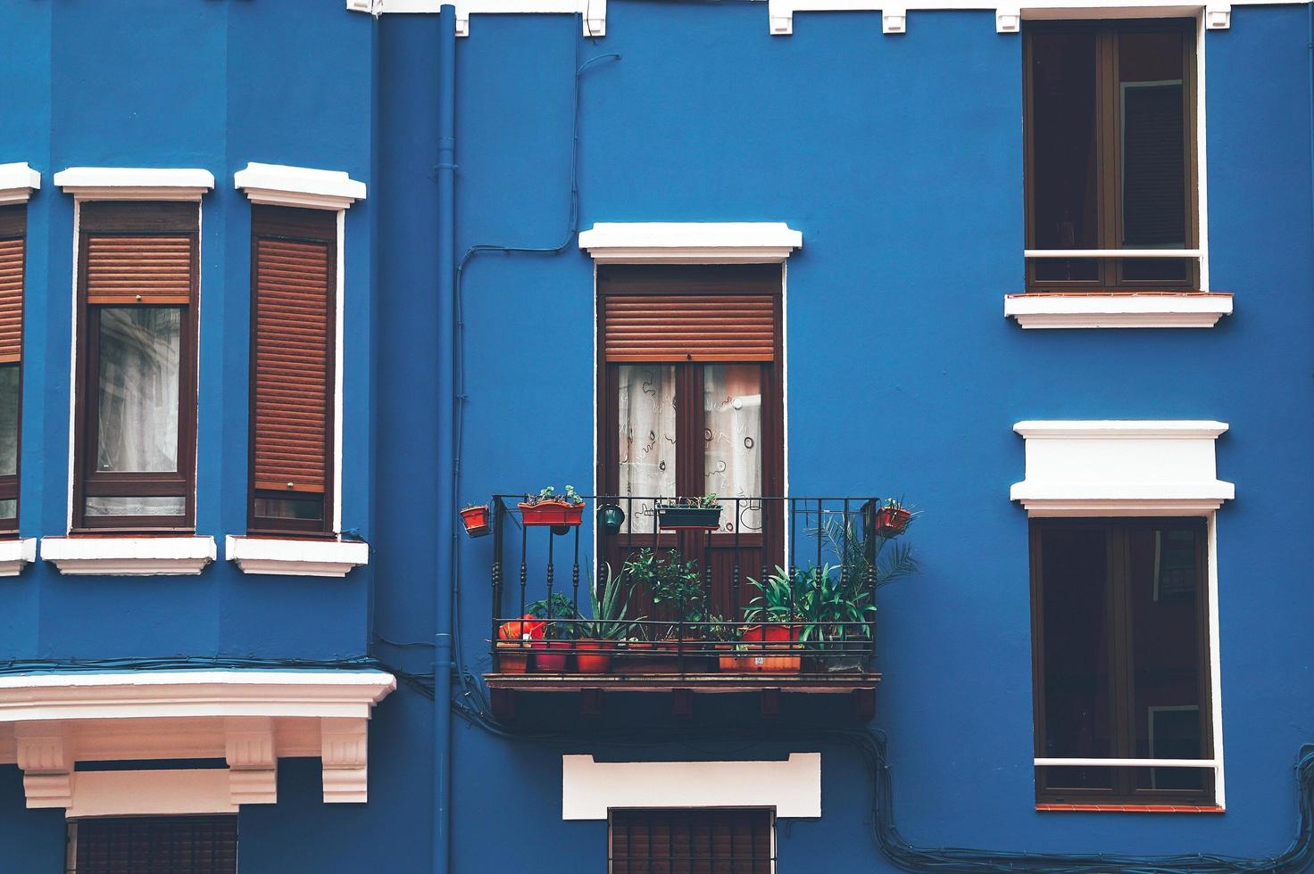 Fenster an der blauen Fassade des Gebäudes in Bilbao City, Spanien foto