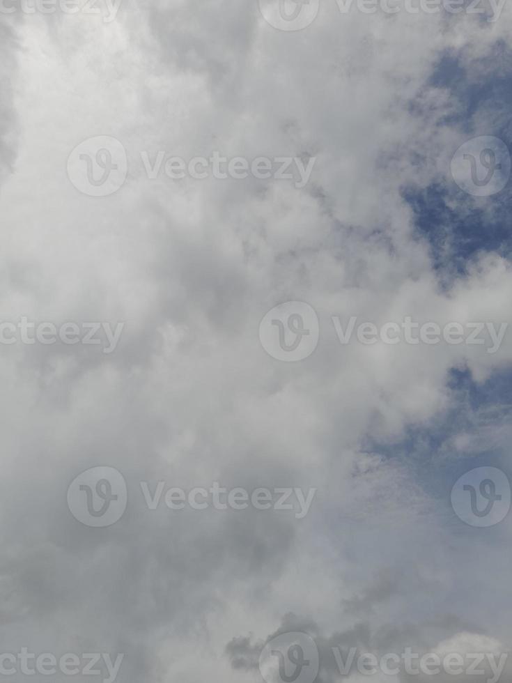 schöne weiße Wolken auf tiefblauem Himmelshintergrund. Große, helle, weiche, flauschige Wolken bedecken den gesamten blauen Himmel. foto