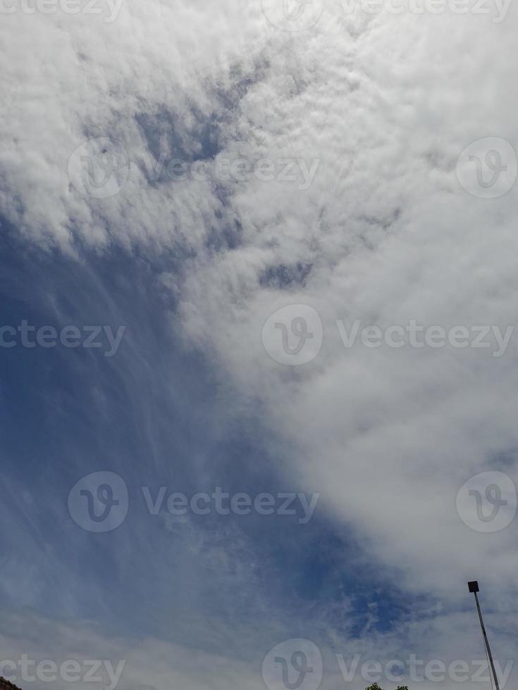 schöne weiße Wolken auf tiefblauem Himmelshintergrund. Große, helle, weiche, flauschige Wolken bedecken den gesamten blauen Himmel. foto