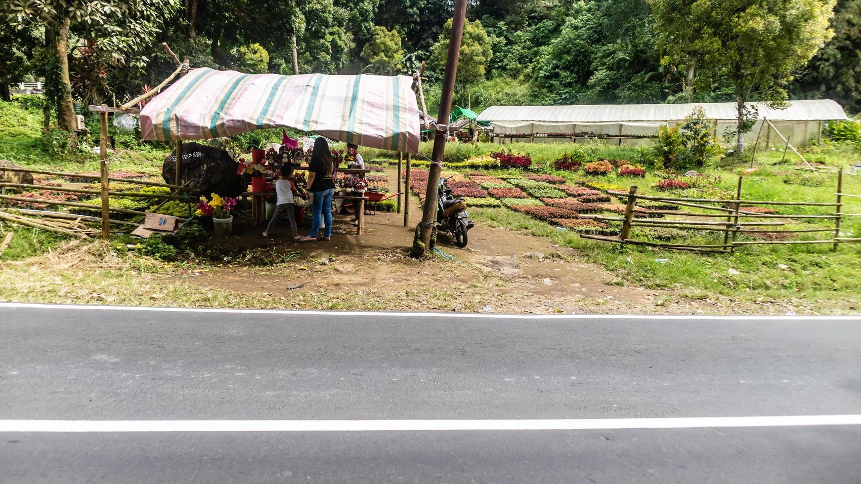 tomohon, indonesien dezember 2022, ein geschäftiger blumenladen vor dem neuen jahr foto