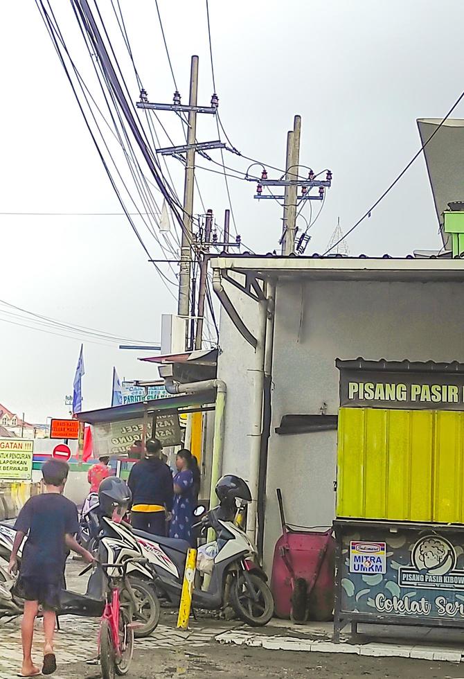 Sidoarjo, jawa Timur, Indonesien, 2023 - - viele von billig Hausierer Verkäufer auf das Seite von das Straße mit geschäftig begeistert Käufer foto