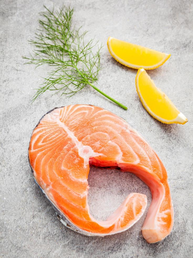 frischer Lachs, Zitrone und Fenchel foto