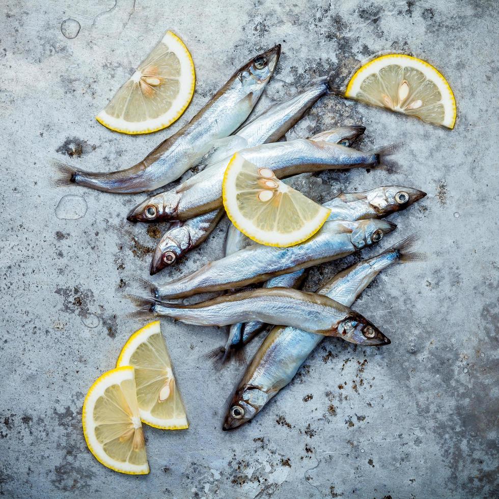 Haufen Shishamo Fisch auf Beton foto