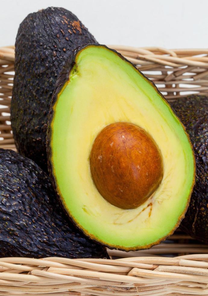 Nahaufnahme einer geschnittenen Avocado foto