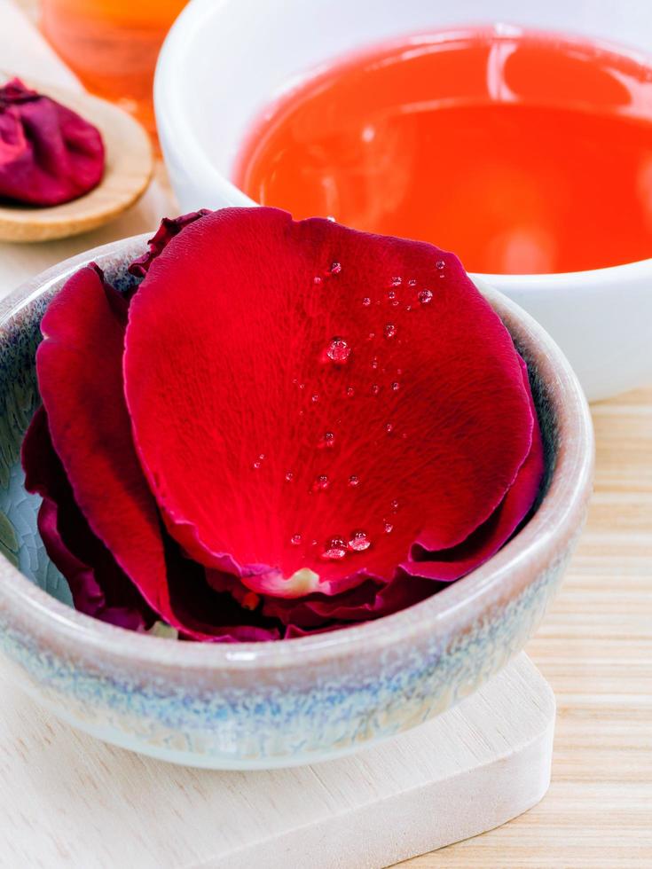Aromatherapie mit Rosenblättern foto