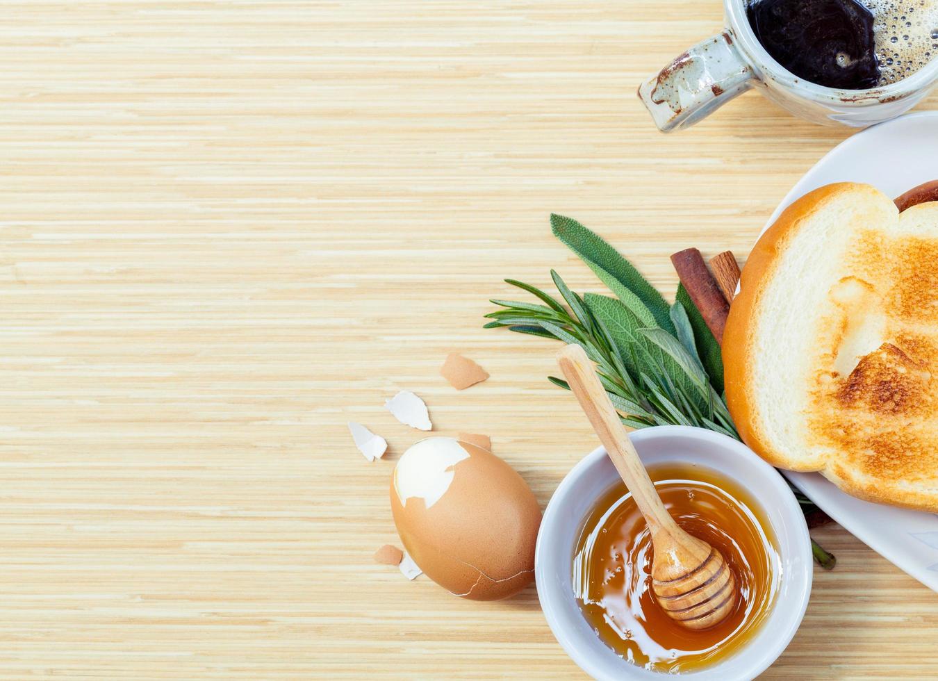 Draufsicht auf ein gesundes Frühstück auf einem Holztisch foto