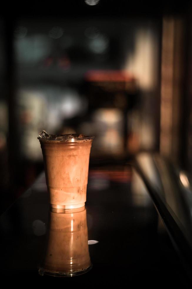 Glas Kaffee mit Milch auf dem Tisch foto