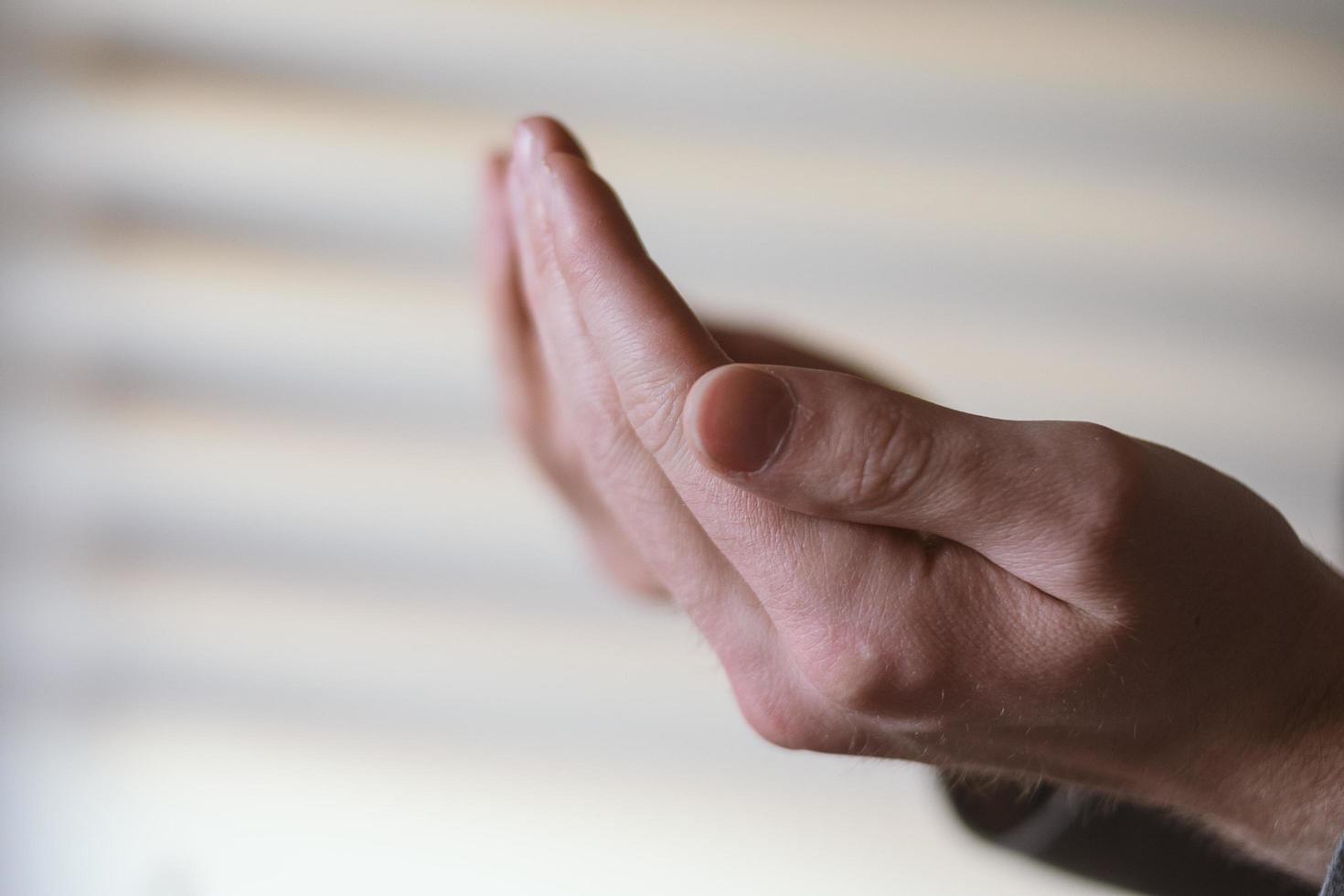 Islamisches Dua-Konzept, Hände erhoben, um zu Allah zu beten. Hand der muslimischen Leute, die mit Innenhintergrund der Moschee beten foto
