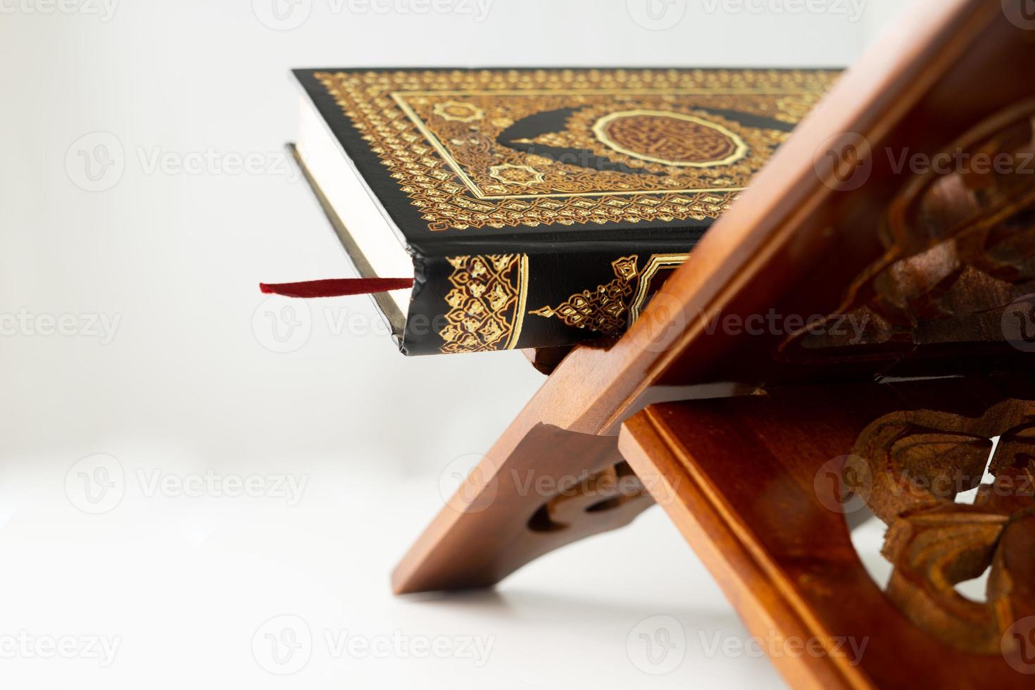 Koran Buch auf das Tabelle zum Hintergrund und Kopieren Raum foto