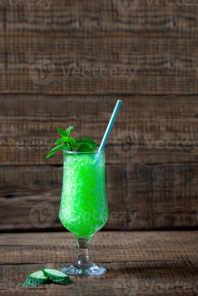 Granit Nachtisch, gefroren Saft von frisch Gurke und Minze auf ein hölzern Hintergrund, Minimalismus. Sommer- Kühle, Tonic Eis Cocktail, Grün trinken, st. Patrick's Tag foto