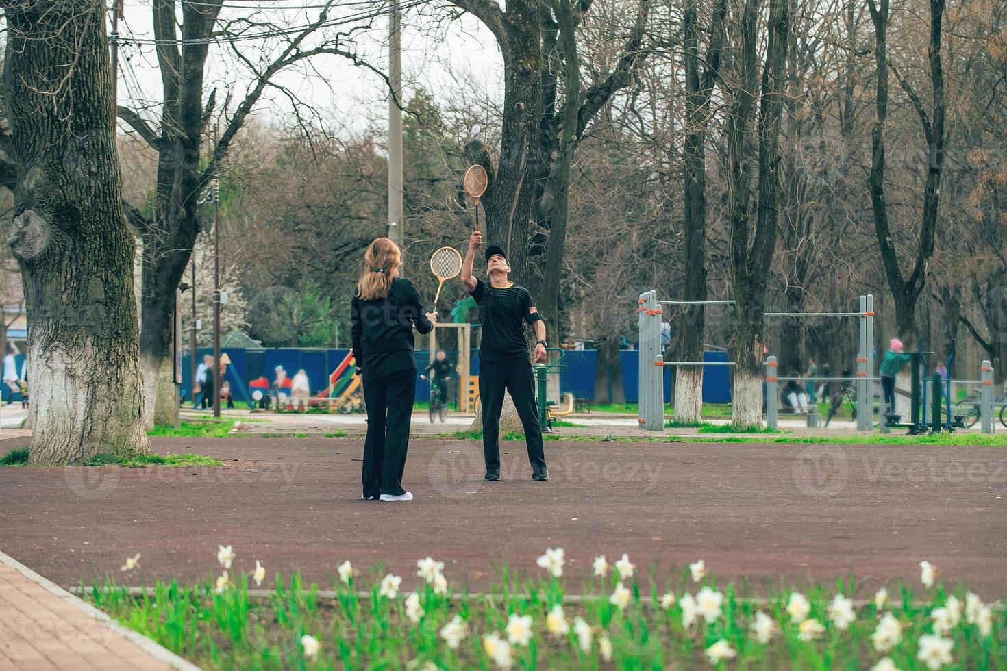 Frühling aktiv Spiele von ein verheiratet Paar im ein Stadt Park foto