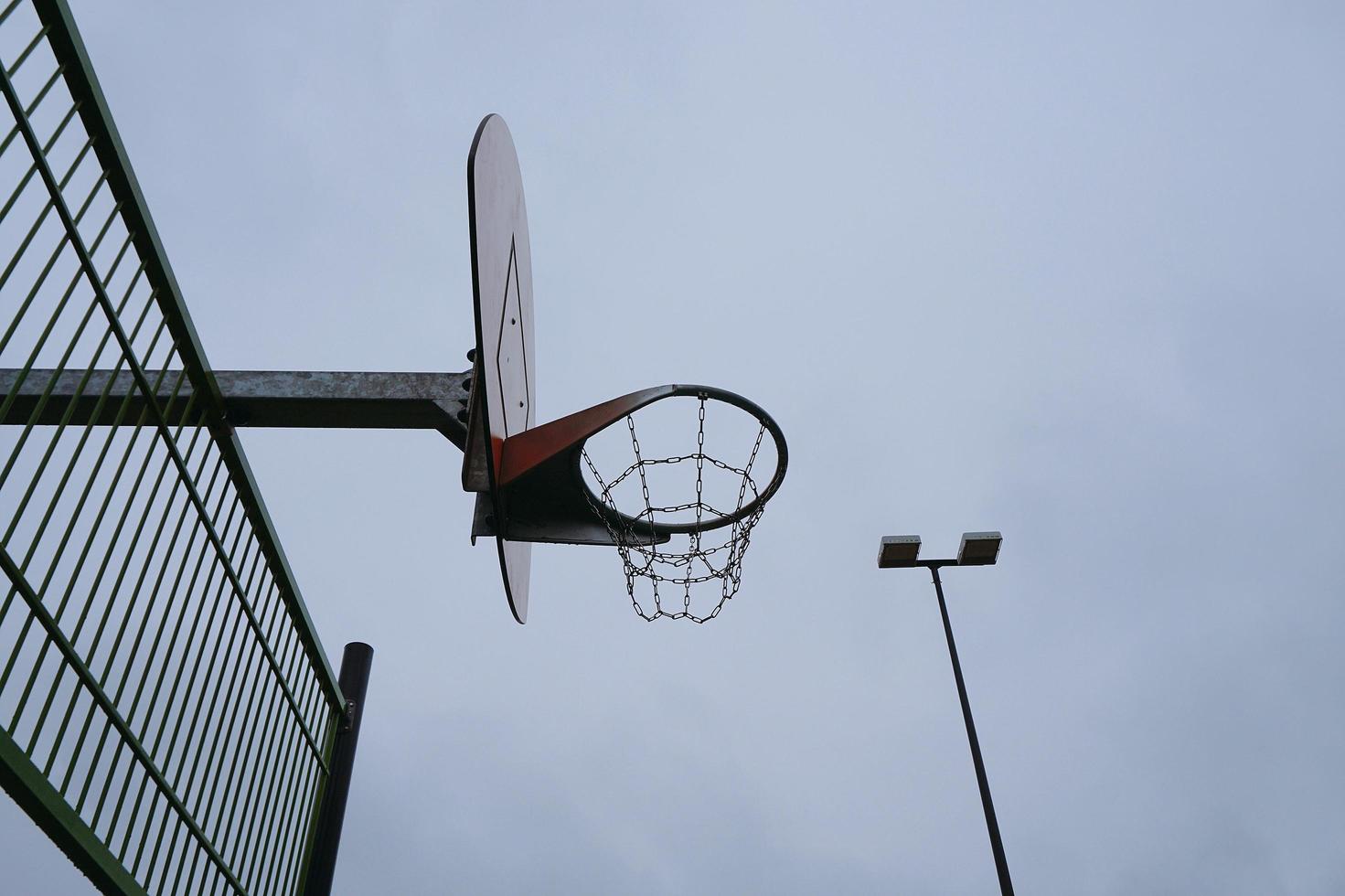 Straßenbasketballkorb foto