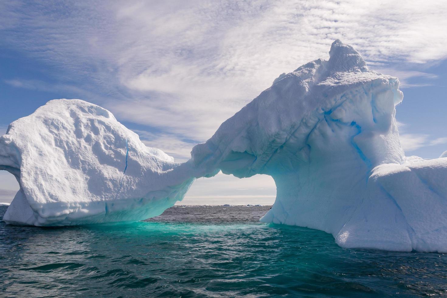 geformter Eisberg in der Antarktis foto