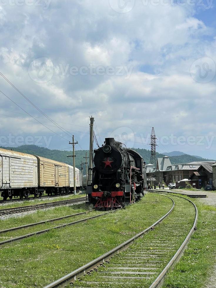 Jahrgang Dampf Lokomotive fährt Weg von das Bahnhof, Hafen Baikal, Russland foto