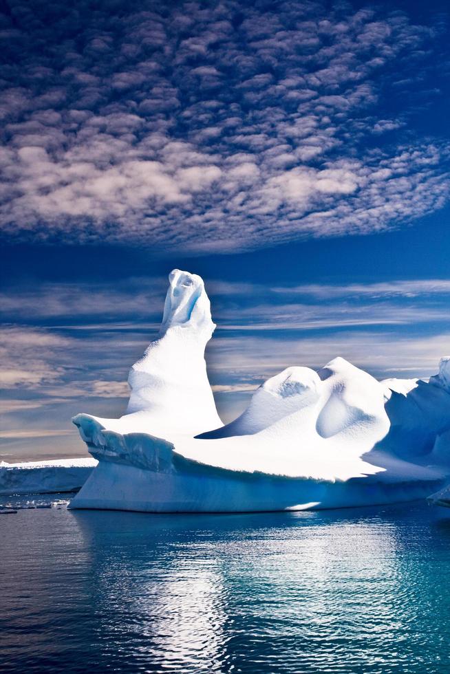 spitzenförmiger Eisberg in der Antarktis foto