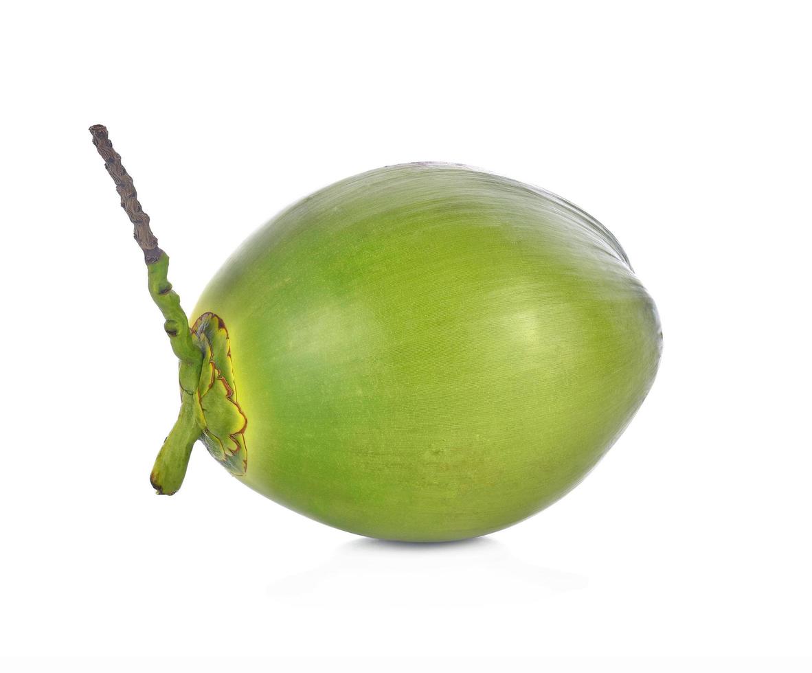 grüne Kokosnussfrucht auf einem weißen Hintergrund foto
