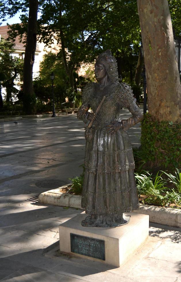 Statue in einem Park als Hommage an die Goyesca-Frau in der Stadt Ronda, 2012 foto