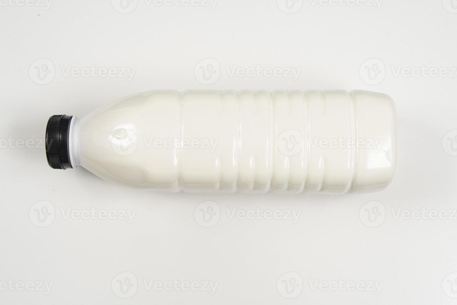 1-Liter-Kunststoff-Milchtopf auf weißem Hintergrund foto