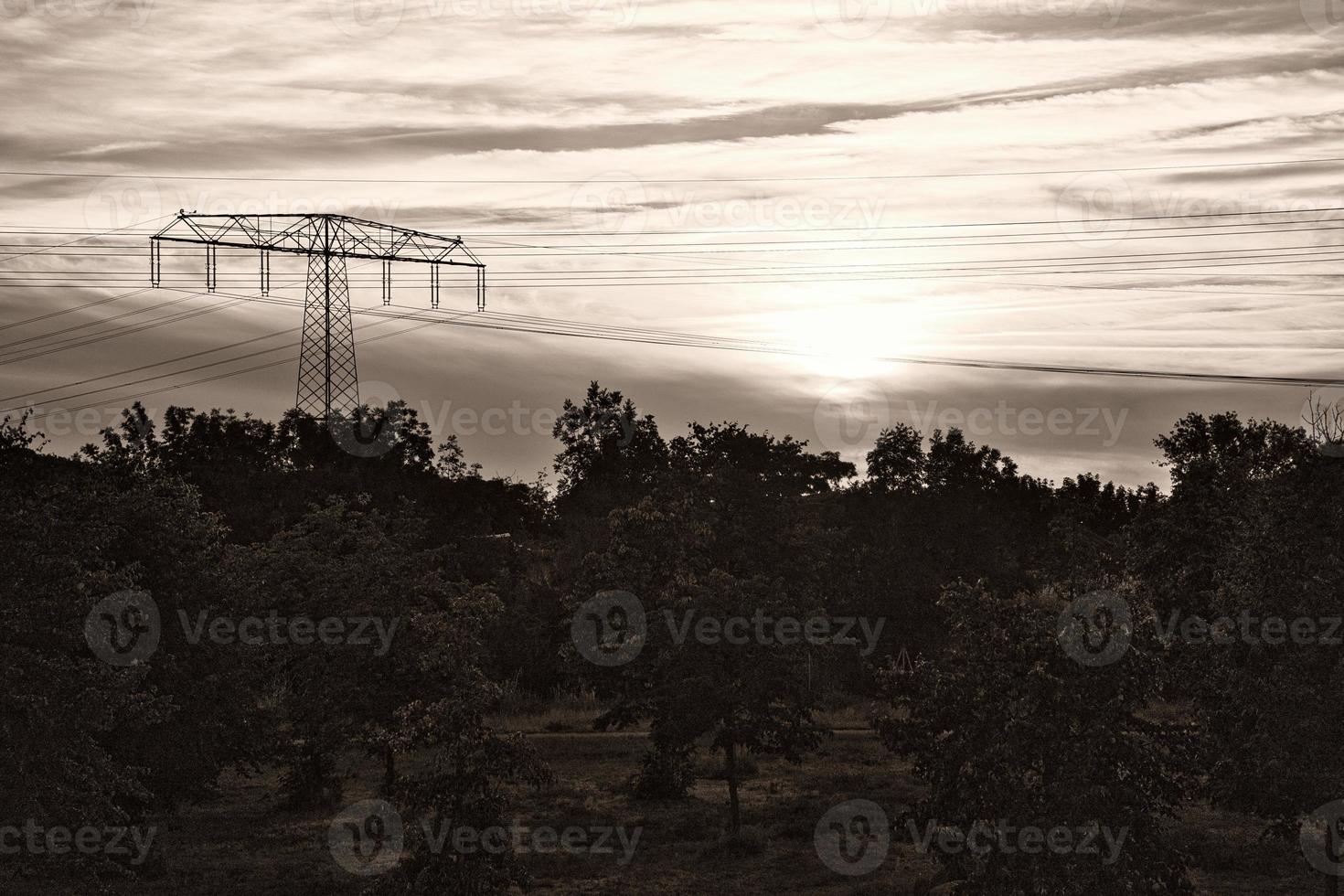 Hochspannung Leistung Pole mit Overhead Linie durch welche das Elektrizität ist transportiert foto