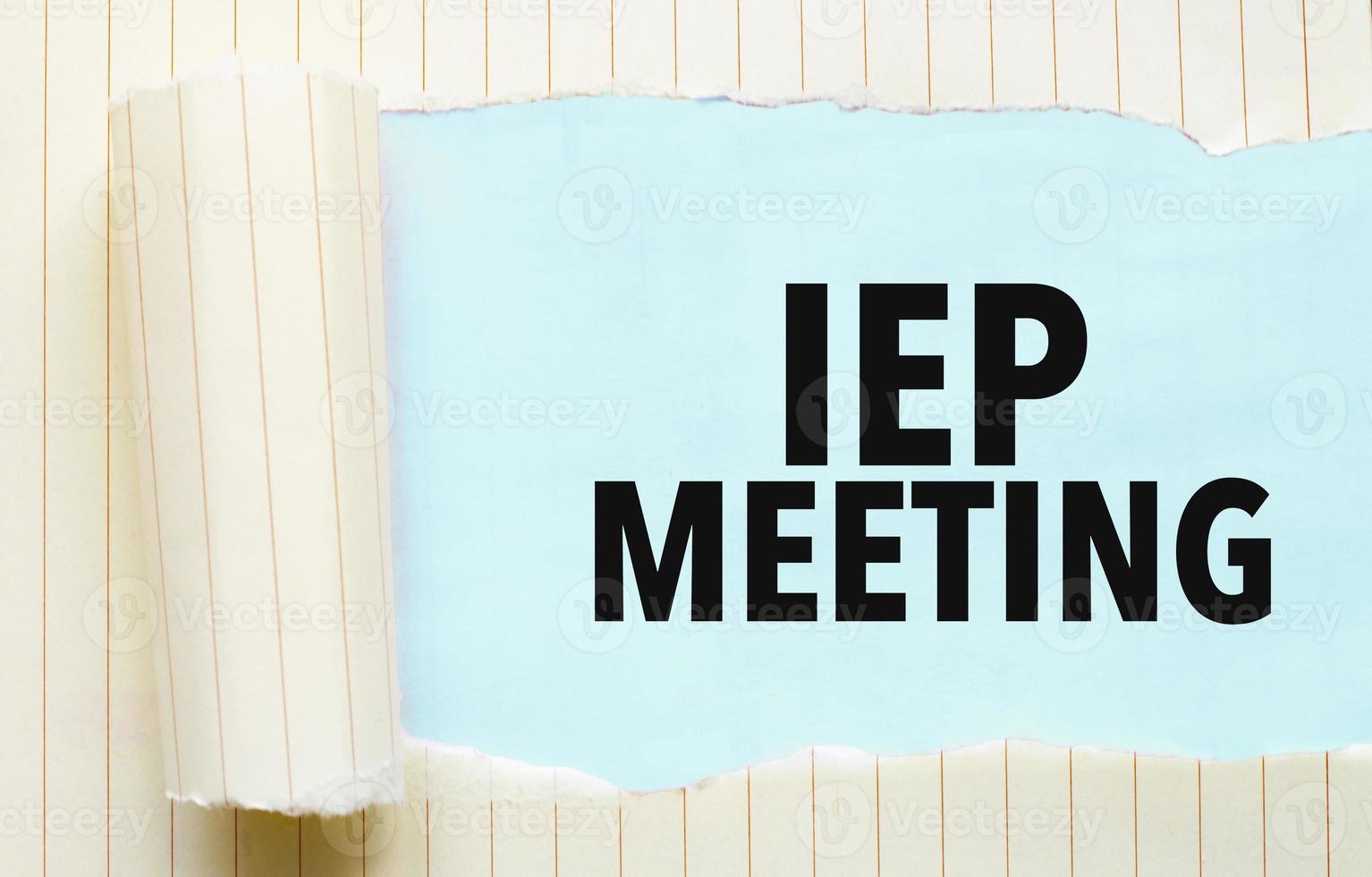 zerrissen Papier mit Text iep Treffen und Blau Hintergrund foto